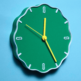 Margherita Wandklok warren & laetitia blauwe achtergrond