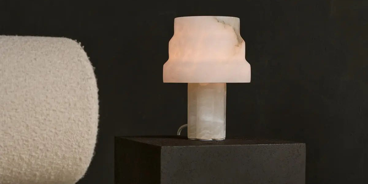 Albast lamp in unieke vorm zwarte achtergrond