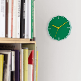 Margherita Wandklok warren & laetitia aan muur