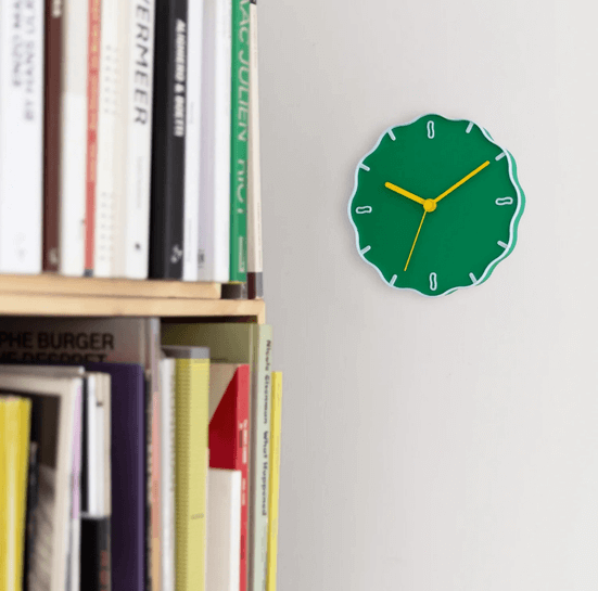 Margherita Wandklok warren & laetitia aan muur