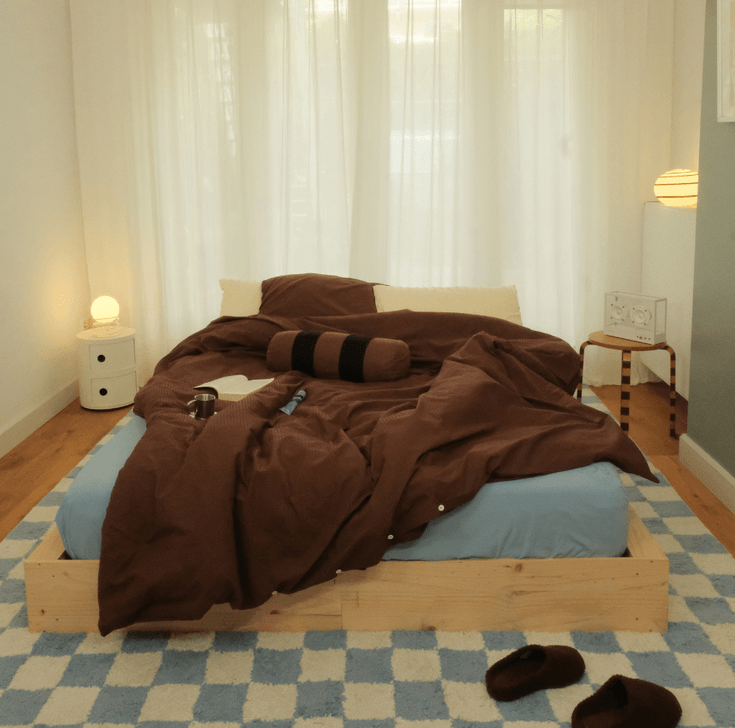 Bed met bruin dekbed