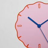 Roze Margherita klok met blauwe wijzers