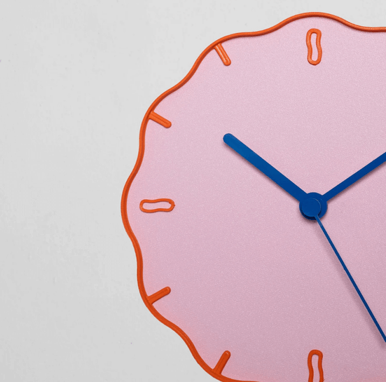 Roze Margherita klok met blauwe wijzers