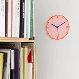 Roze Margherita klok aan muur