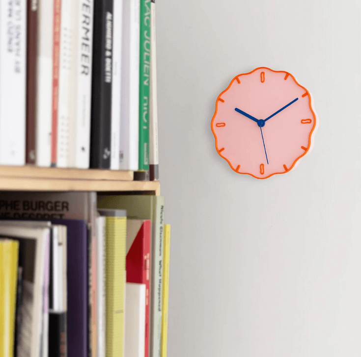 Roze Margherita klok aan muur