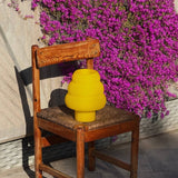 Mola Studio Luma Lamp geel op stoel