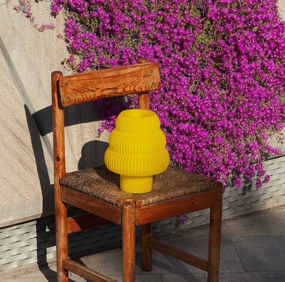 Mola Studio Luma Lamp geel op stoel