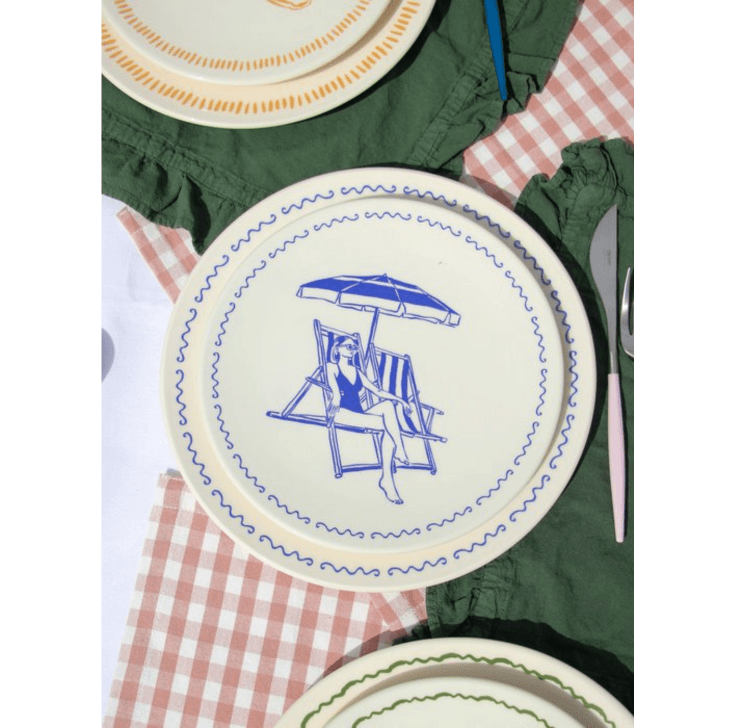 Po de barro bord met vrouw in strandstoel