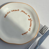 Maegen bord never count years or glasses of wine op tafel