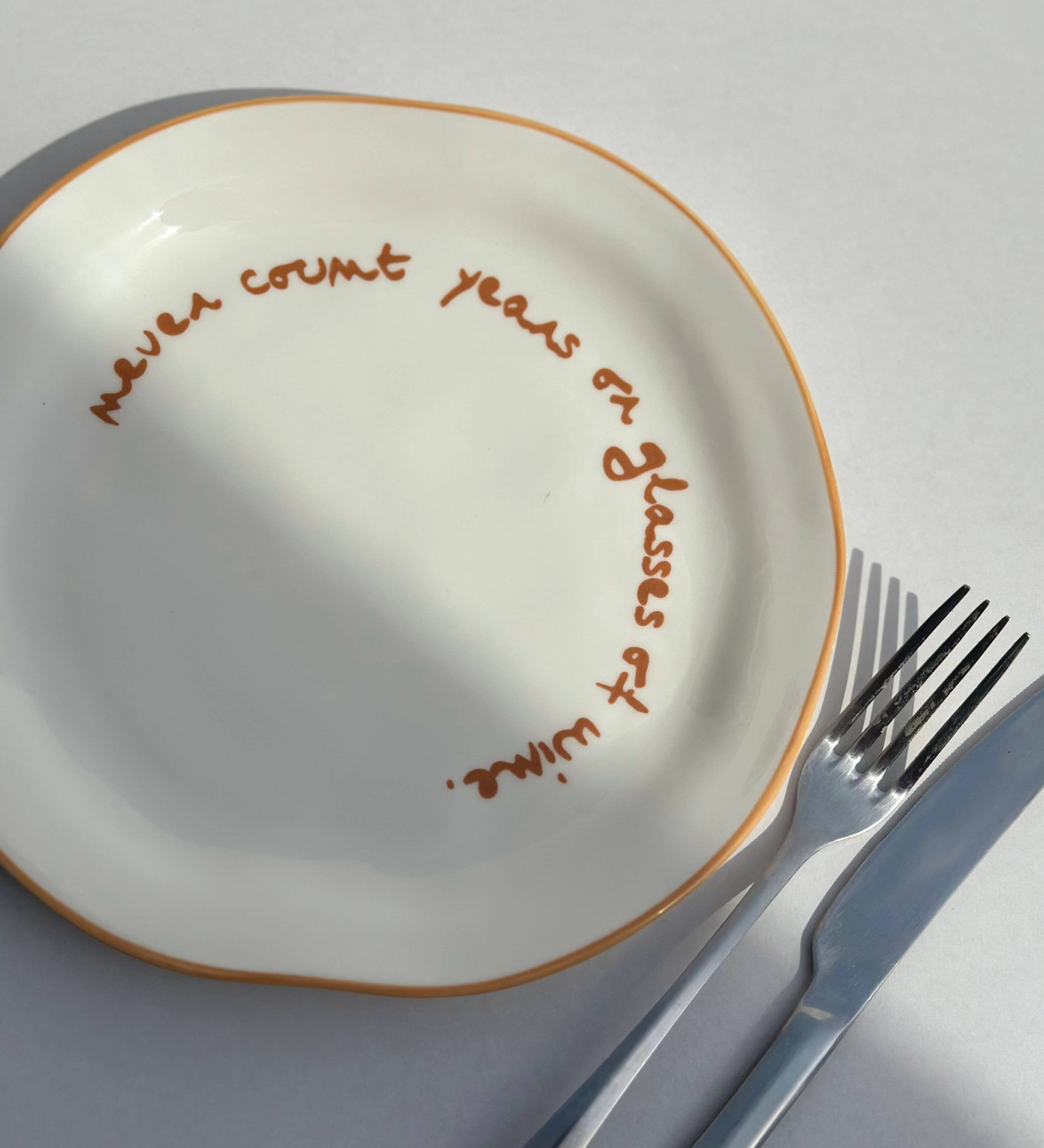 Maegen bord never count years or glasses of wine op tafel