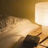 ninetyoneninetytwo december lamp naast bed