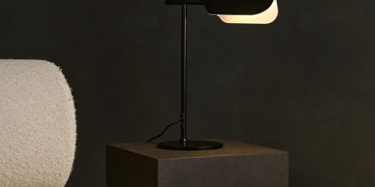 zwarte design bureaulamp voor zwarte achtergrond