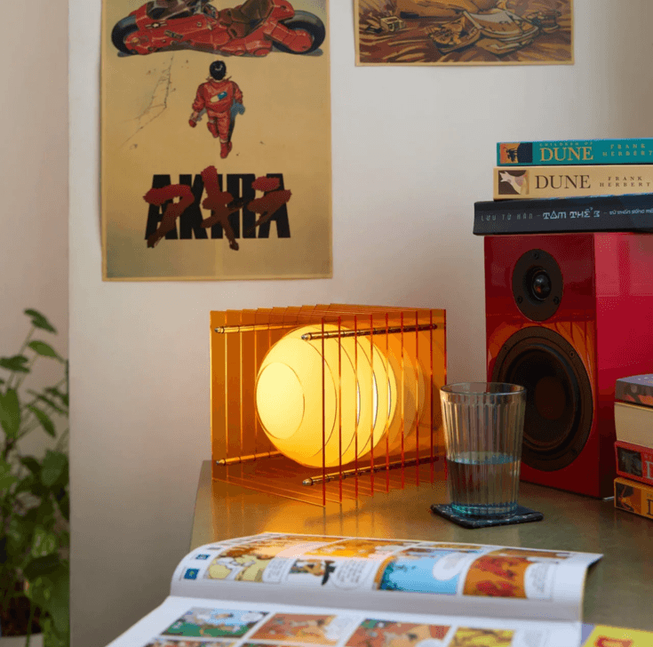 Lop lamp bang oranje op bureau