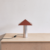 Chimney Tafellamp rood op kast
