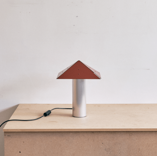 Chimney Tafellamp rood op kast