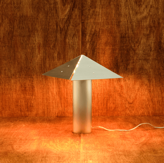 Chimney tafellamp geeft licht