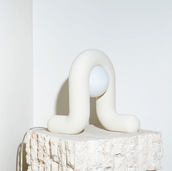 Emil Robbrecht dancer lamp wit op kast