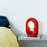 Emil Robbrecht Lamp rood naast bed