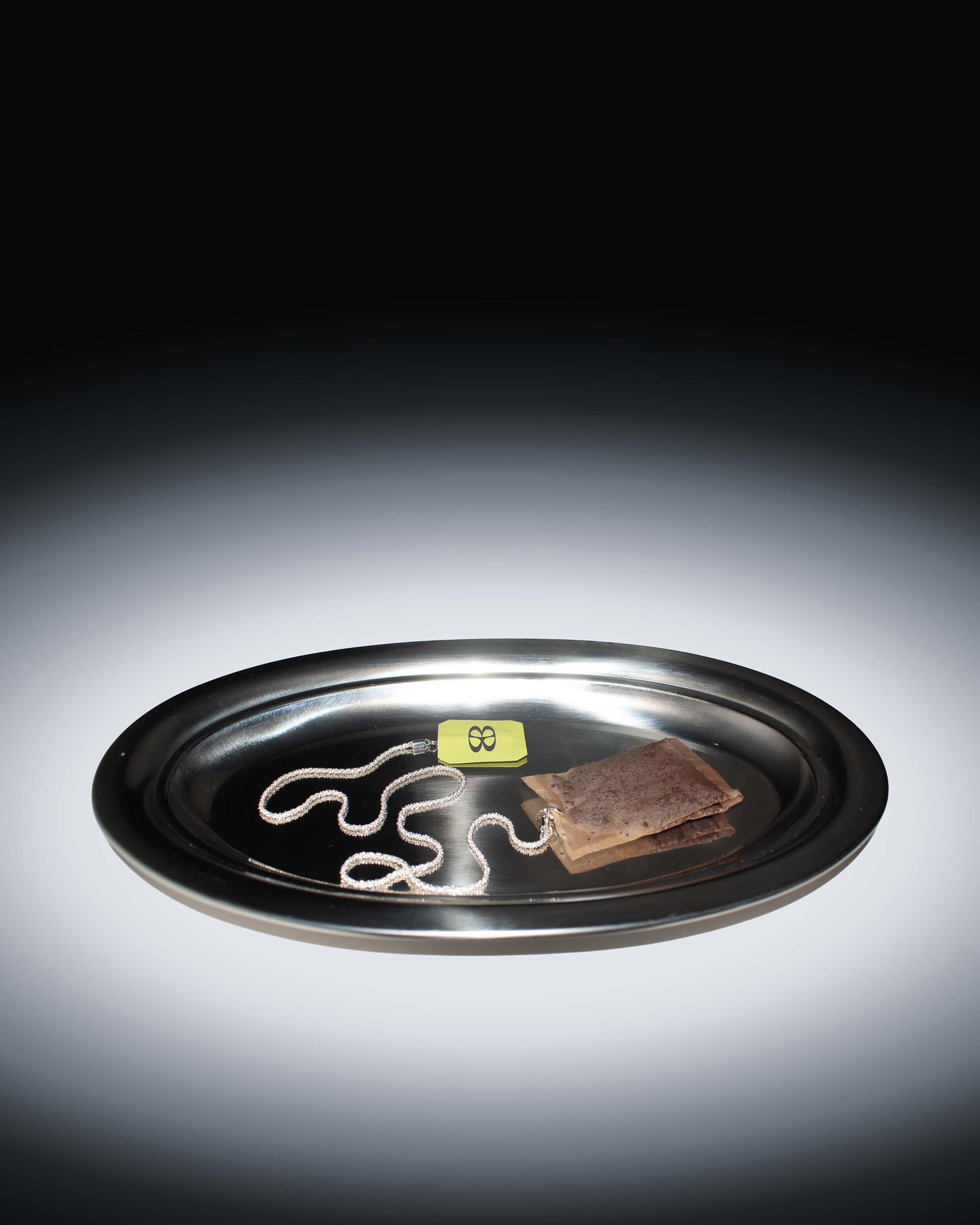 Theezakje op metalen serveerschaal