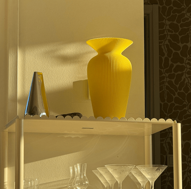 Manu vaas geel op kast