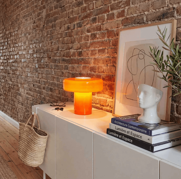 Oranje lamp op kast