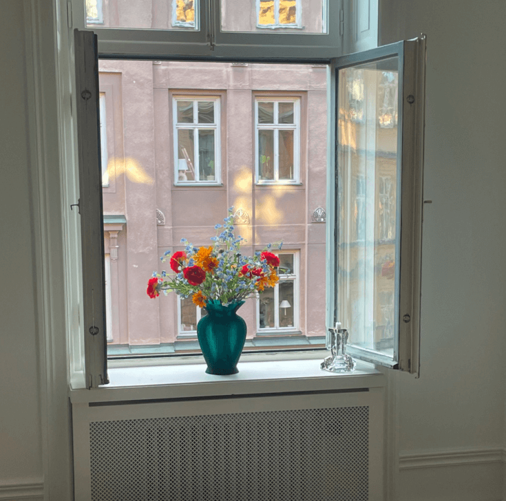 Vazen in vensterbank