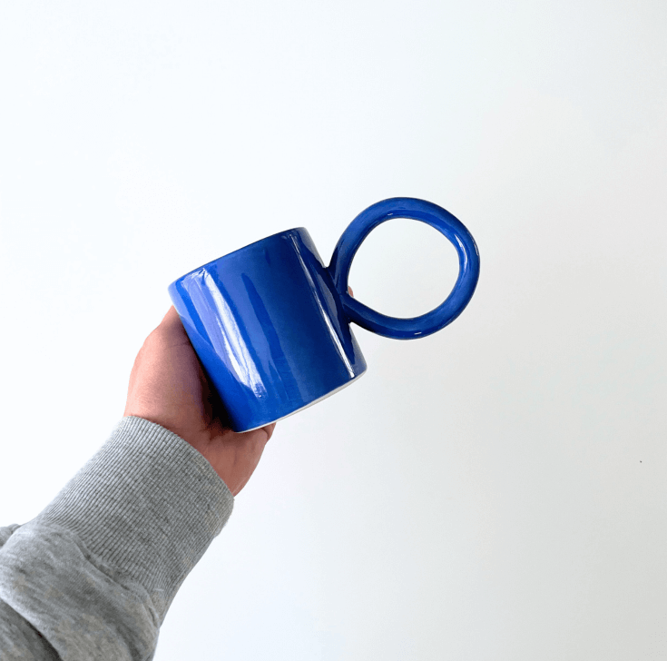 Ring mok blauw in de hand