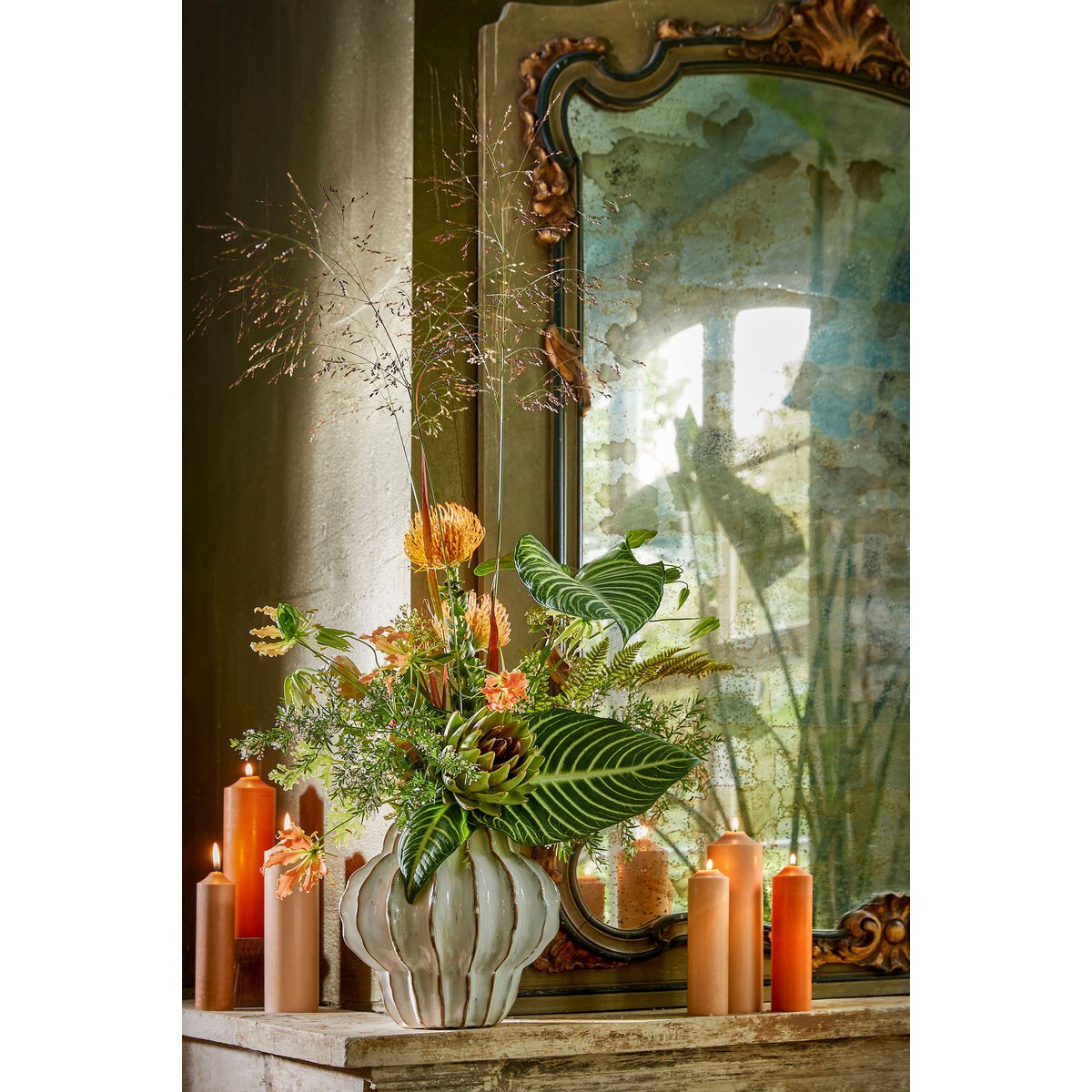 Grote keramieken vaas in vensterbank