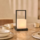 Oplaadbare albast tafellamp op keukentafel