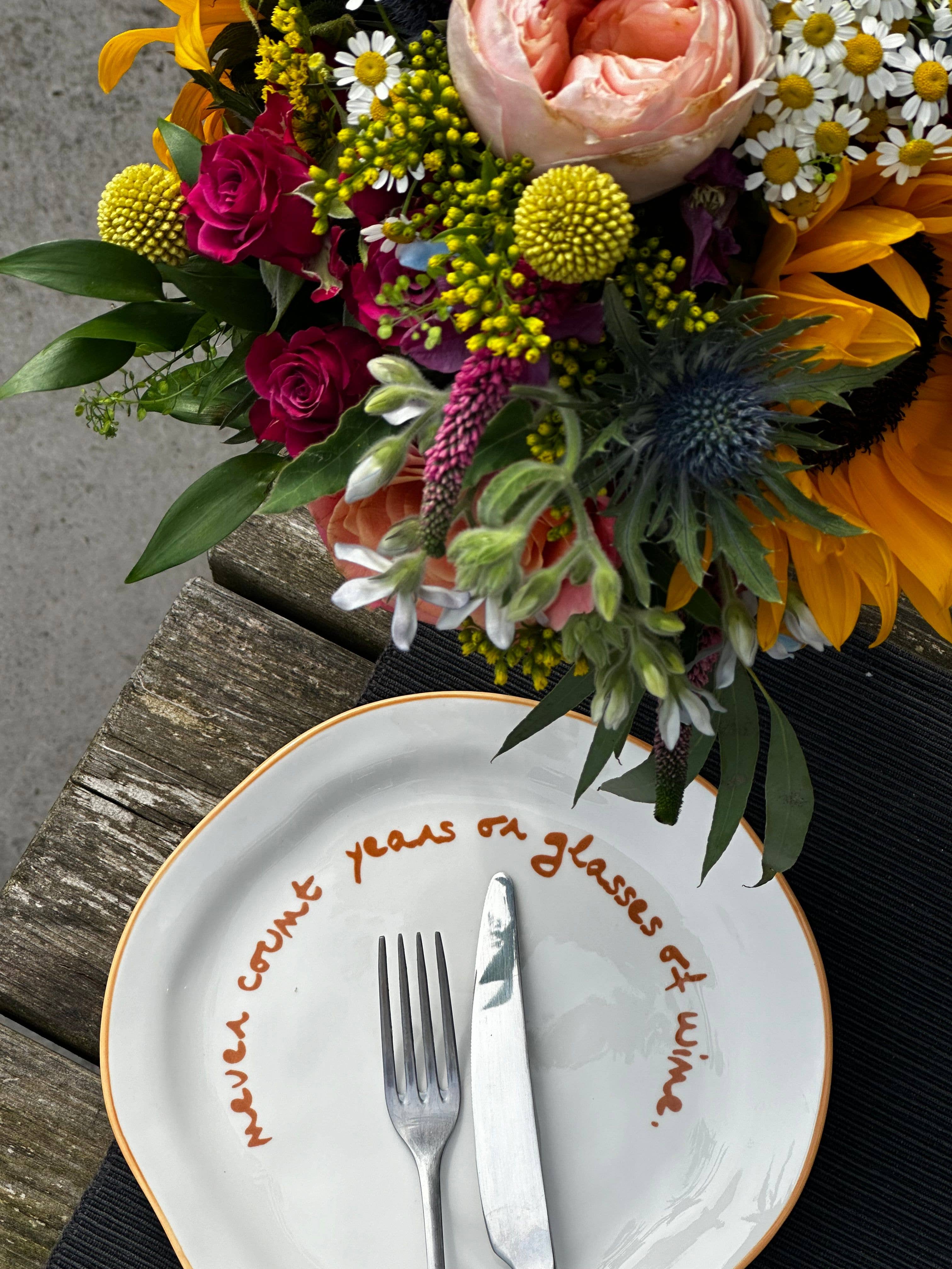 Maegen bord never count years or glasses of wine met bestek