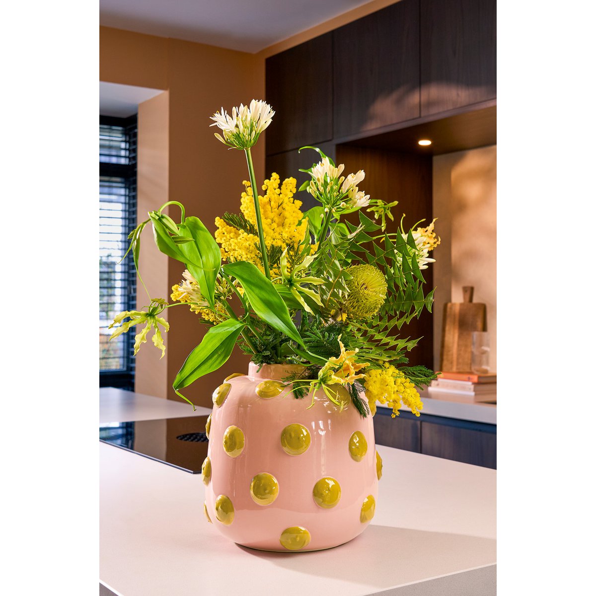 Roze vaas met smileys in keuken