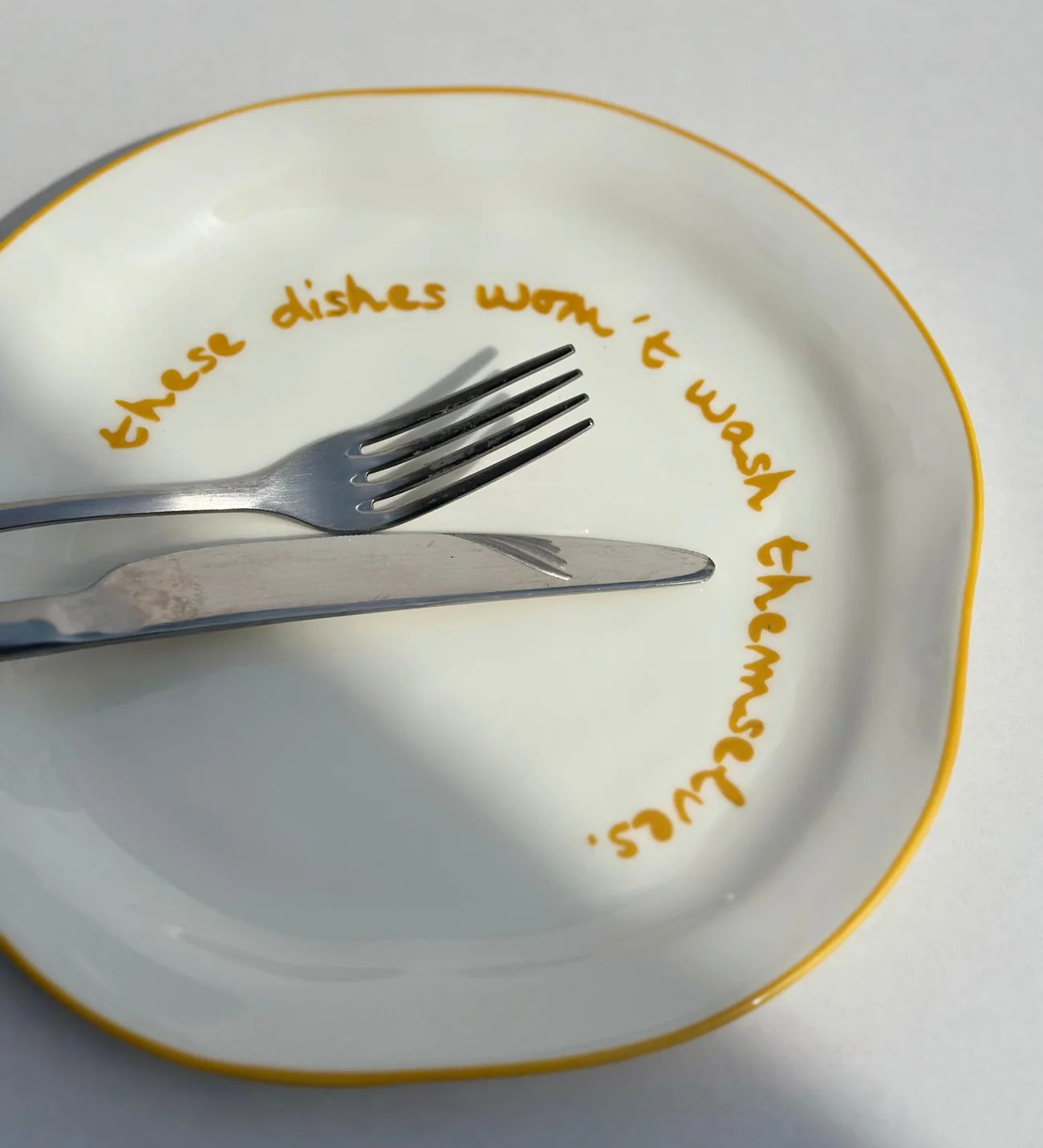 these dishes don't wash themself bord met bestek