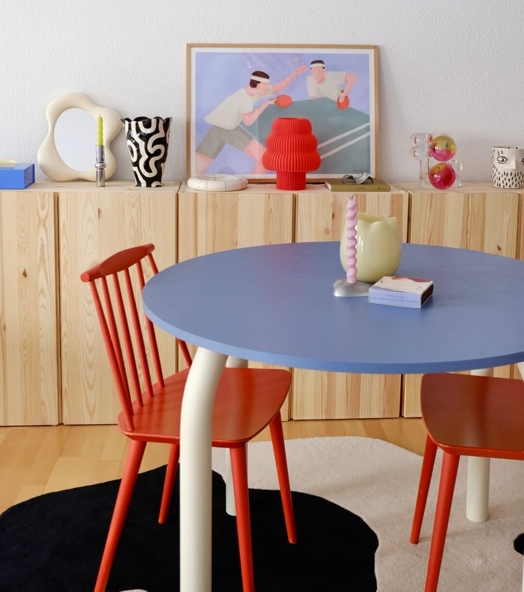 Kleurrijk interieur met design meubels