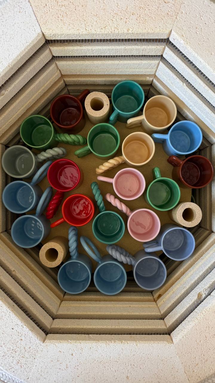 Glazuurde mokken worden gebakken