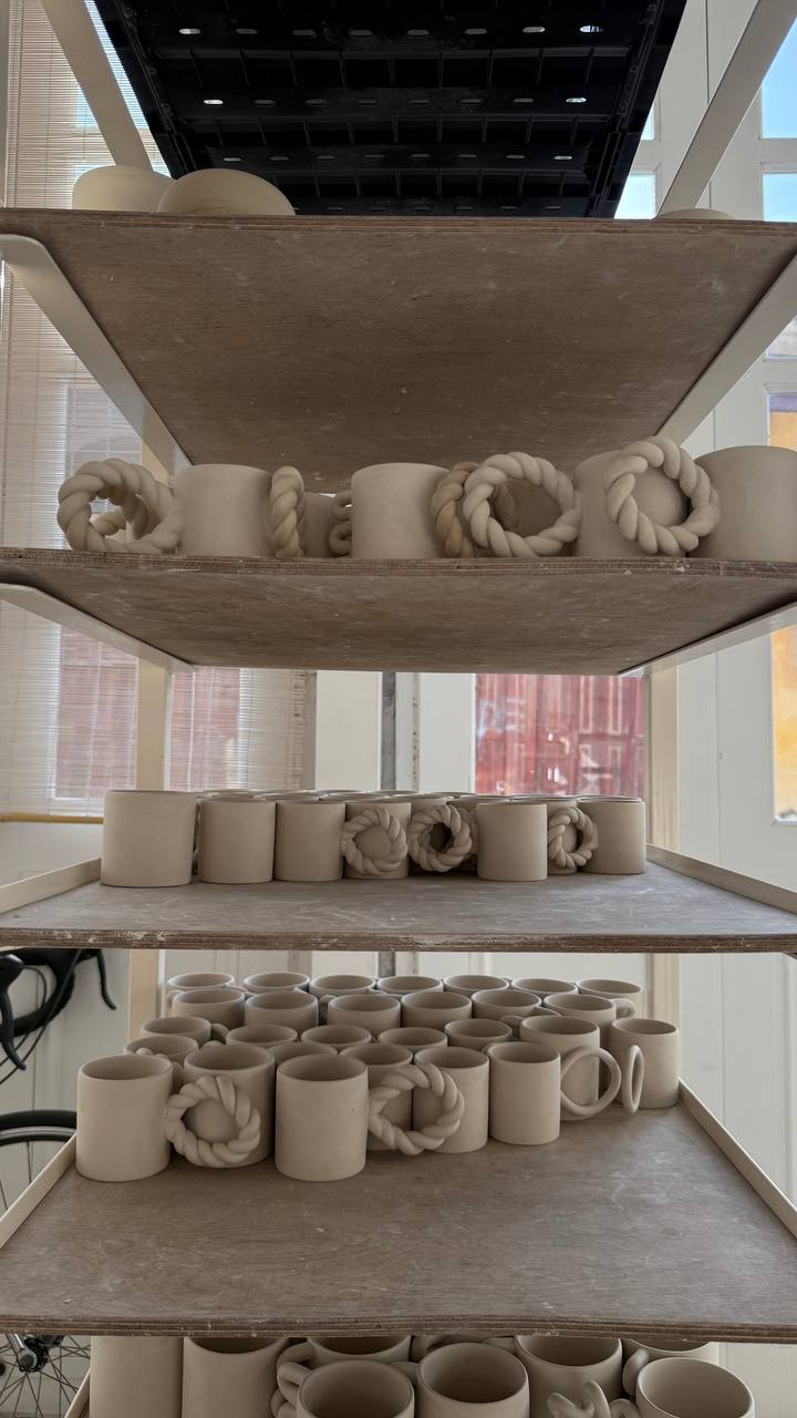 Keramieken mokken worden gebakken